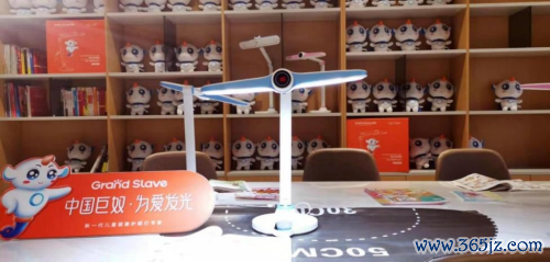 靠近超1亿的儿童青少年近视群体，巨奴光健康：孩子需要有益为他们研发的台灯！
